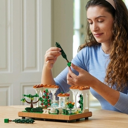 LEGO® Icons 10359 Zahrada s fontánou pro dospělé